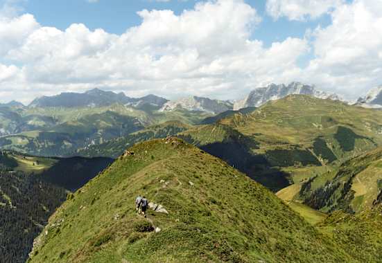 Ein Grat führt von Jägglisch Horn nach St. Antönien. Dahinter erstreckt sich das Prättigau mit Drusenfluh, Drei türmen und Sulzfluh